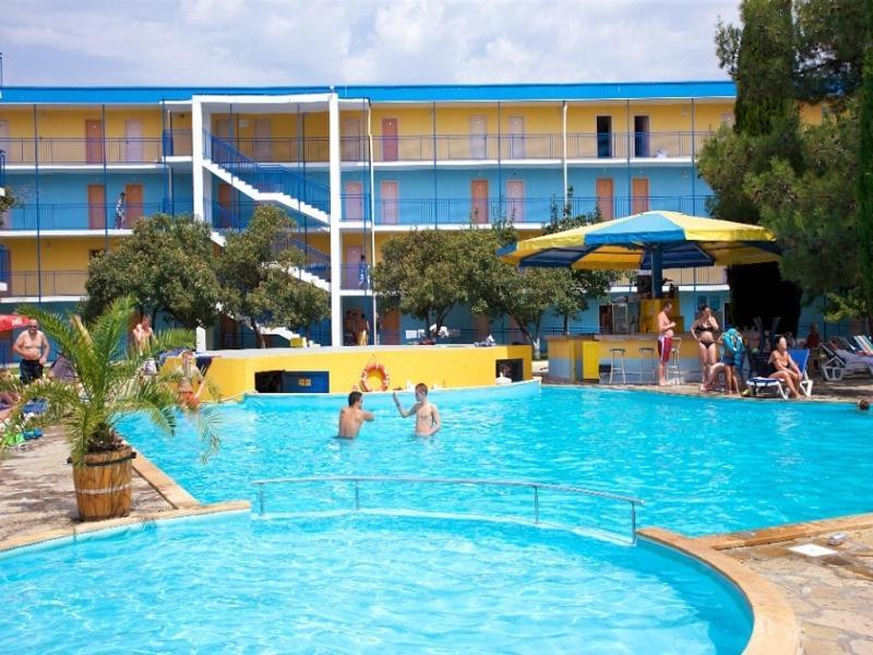 Hotel Azurro Pantai Sunny Bagian luar foto