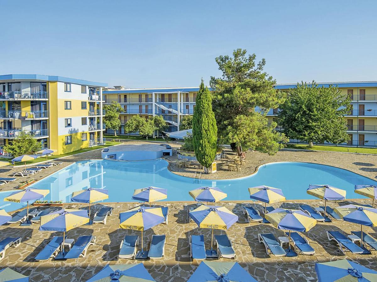 Hotel Azurro Pantai Sunny Bagian luar foto