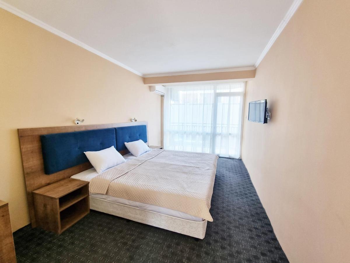 Hotel Azurro Pantai Sunny Bagian luar foto