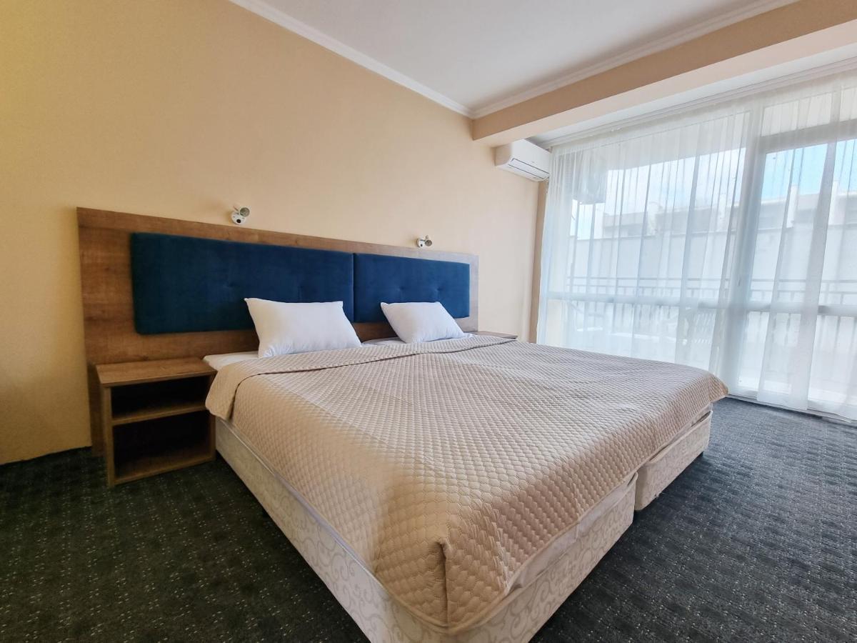 Hotel Azurro Pantai Sunny Bagian luar foto