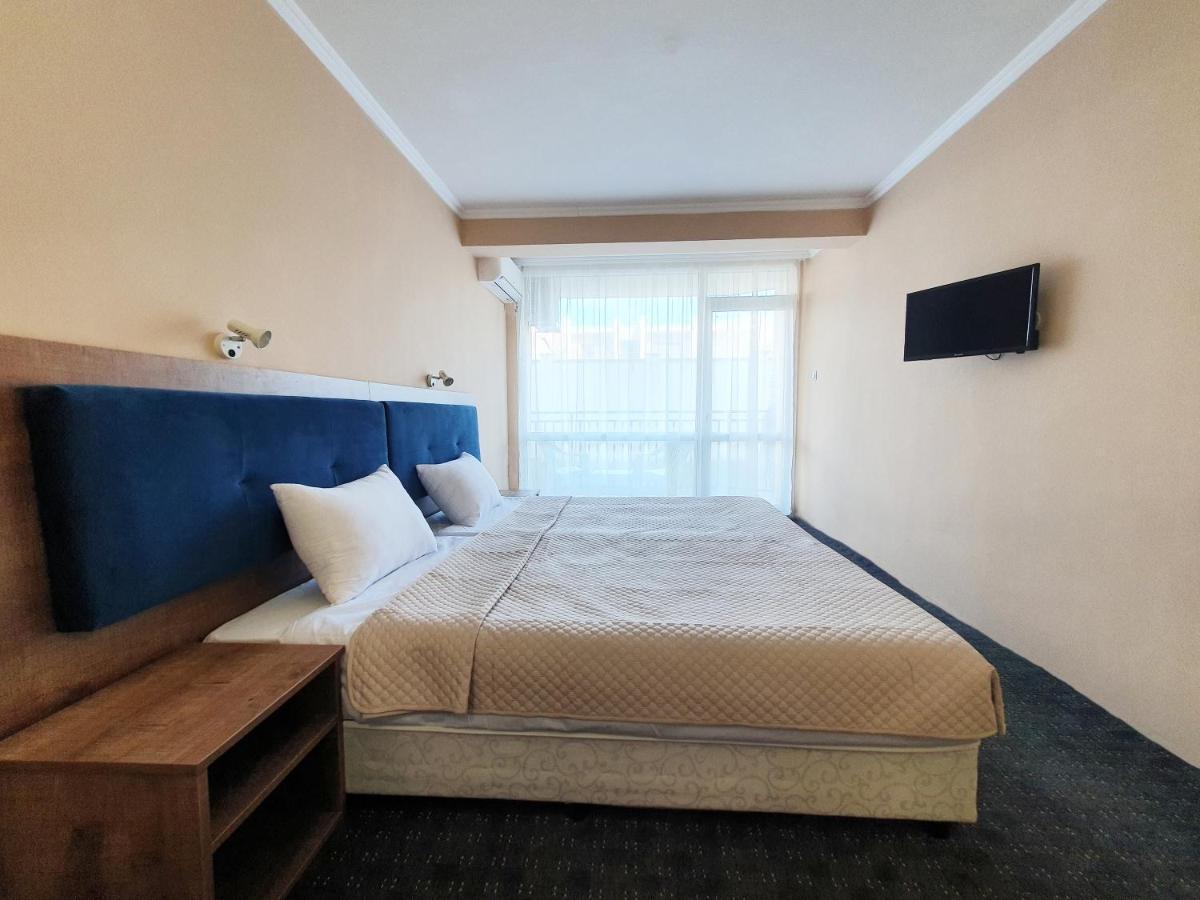 Hotel Azurro Pantai Sunny Bagian luar foto