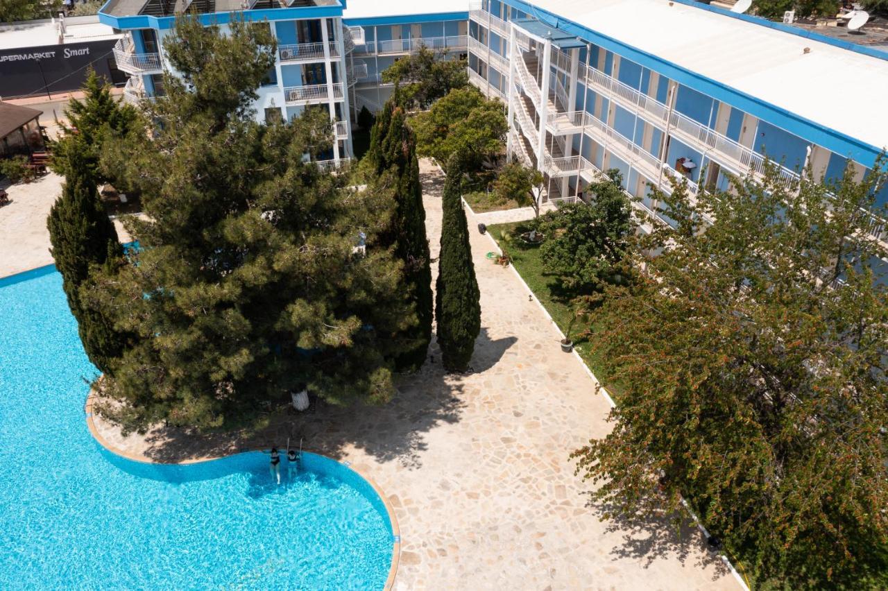 Hotel Azurro Pantai Sunny Bagian luar foto