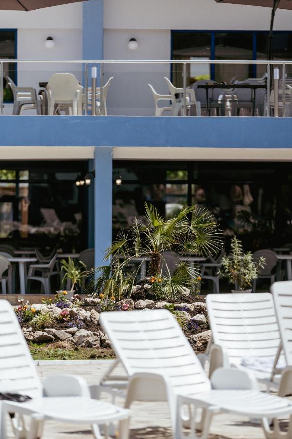 Hotel Azurro Pantai Sunny Bagian luar foto