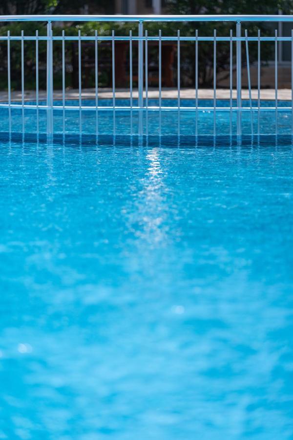 Hotel Azurro Pantai Sunny Bagian luar foto