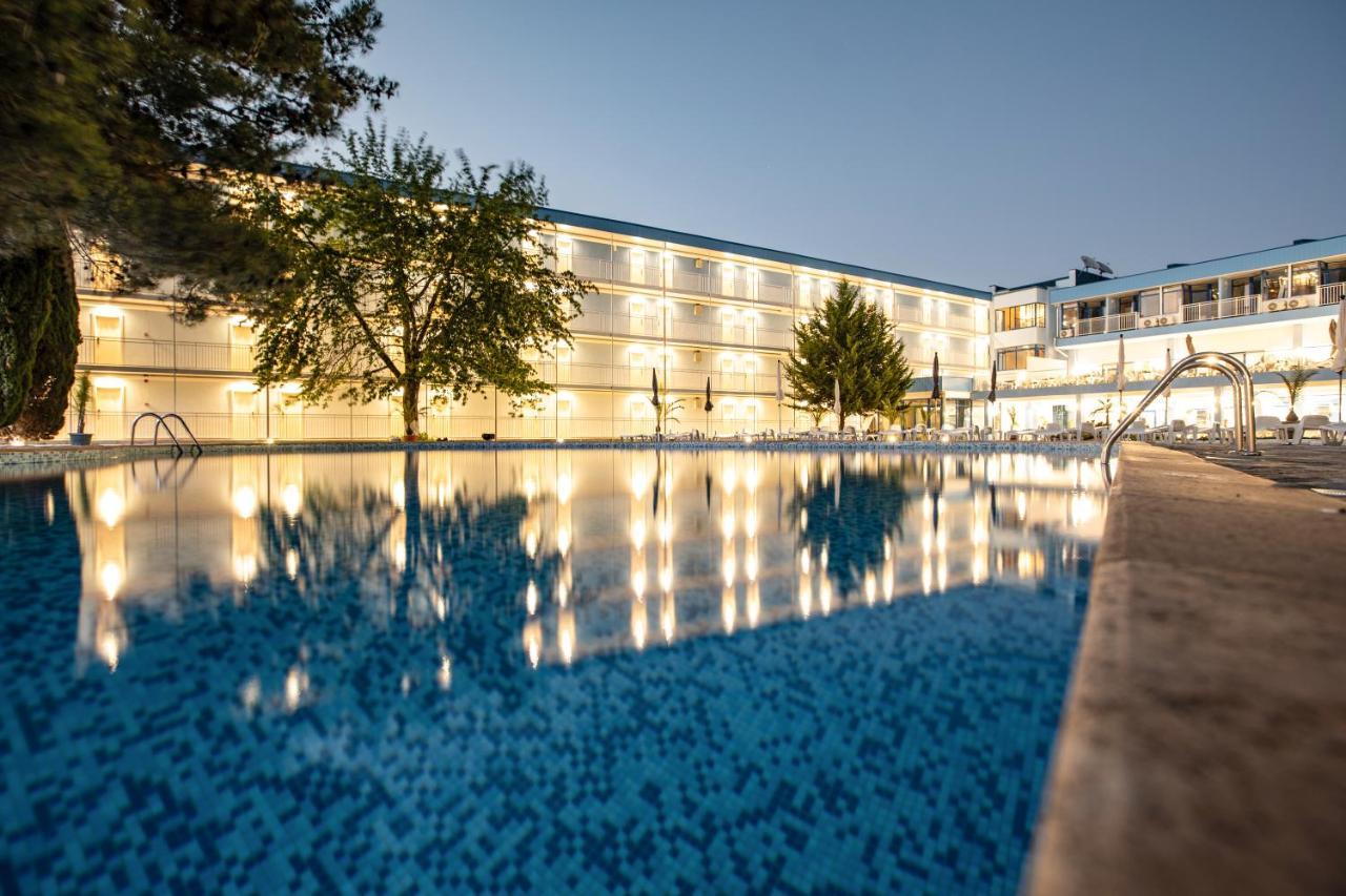 Hotel Azurro Pantai Sunny Bagian luar foto