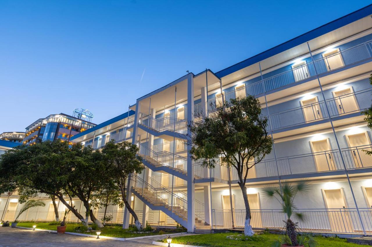 Hotel Azurro Pantai Sunny Bagian luar foto