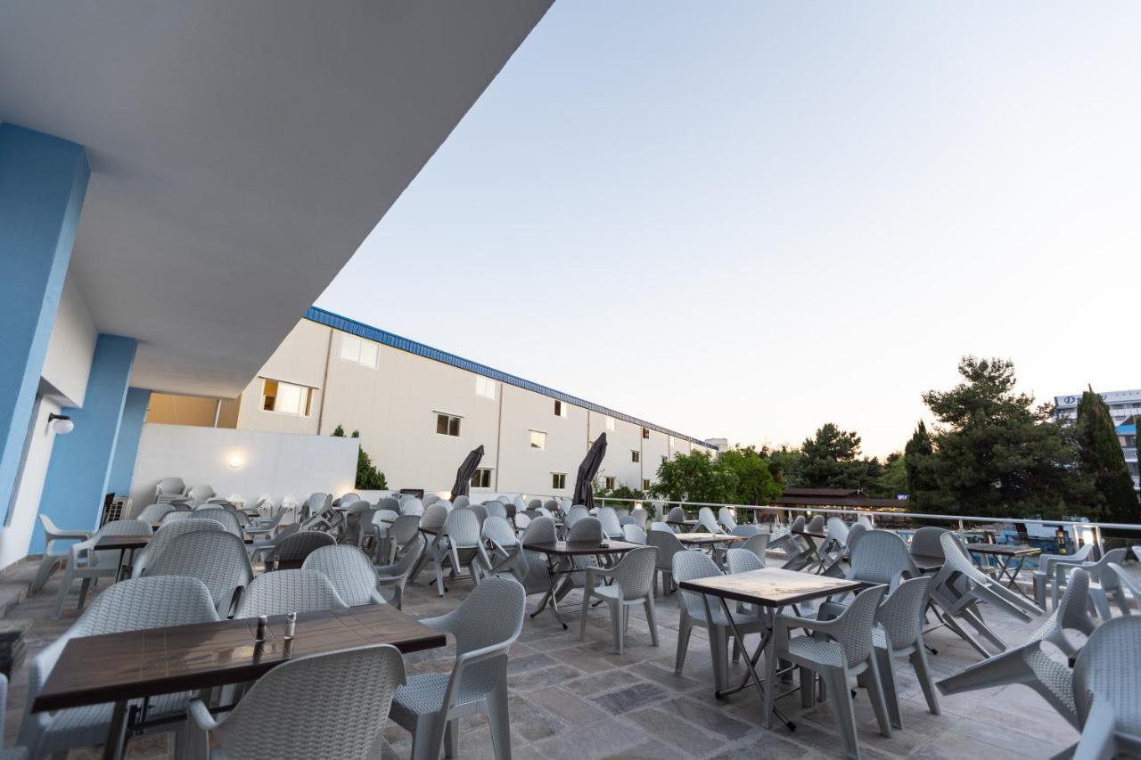 Hotel Azurro Pantai Sunny Bagian luar foto