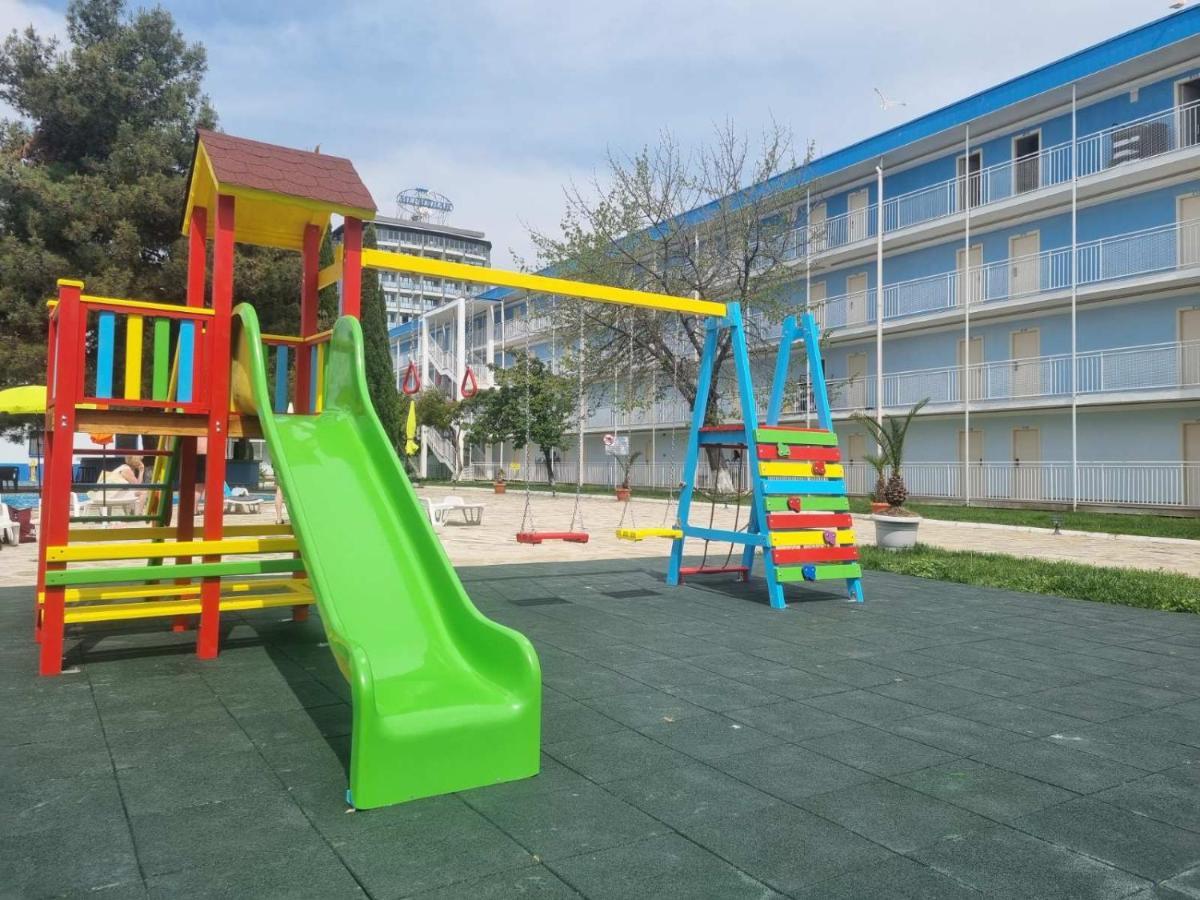Hotel Azurro Pantai Sunny Bagian luar foto
